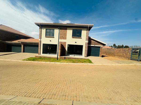 Townhouse For Sale in Jackaroo Ah, Witbank Rural, Witbank